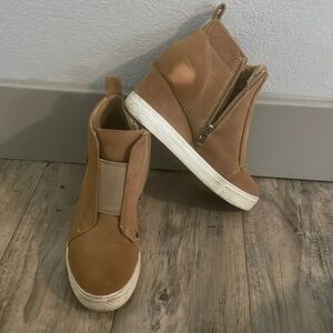Brown wedge lifestyle shoes